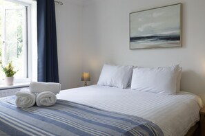 1 bedroom, desk, iron/ironing board, WiFi - Bridge View | Oxford Holiday Let | 1 Bed & Sleeps 2 (Oxford)