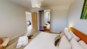 3 bedrooms, iron/ironing board, WiFi, bed sheets - Mill Stream Passage | Oxford Holiday Let | 3 Beds & Sleeps 5 (Wolvercote, Near Oxford)