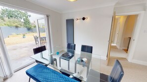 Dining - Mill Stream Passage | Oxford Holiday Let | 3 Beds & Sleeps 5 (Wolvercote, Near Oxford)