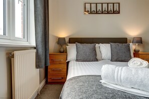 2 bedrooms, desk, iron/ironing board, WiFi
