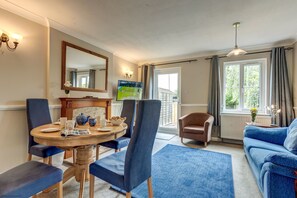 Smart TV, fireplace - Didcot White House | Oxfordshire Holiday Let | 2 Beds & Sleeps 4 (Didcot)