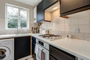 Fridge, microwave, oven, stovetop - Didcot White House | Oxfordshire Holiday Let | 2 Beds & Sleeps 4 (Didcot)