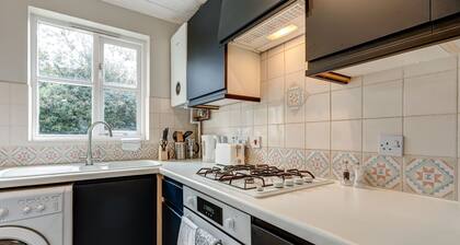 Didcot White House | Oxfordshire Holiday Let | 2 Beds & Sleeps 4