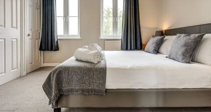 Didcot White House | Oxfordshire Holiday Let | 2 Beds & Sleeps 4