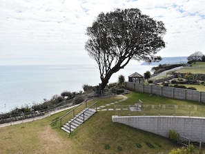 Garden and grounds | Seascape - Royal Cliff Apartments, Sandown - 1 bedroom accommodation in Sandown (Sandown)