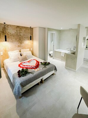 Een strijkplank/strijkijzer, gratis wifi, beddengoed