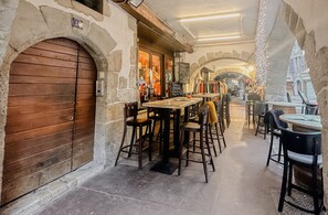 Outdoor dining - Muse rue perrière jacuzzi (Annecy)
