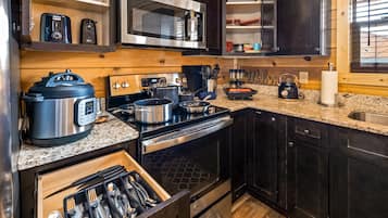 Frigorífico, microondas, horno y placa de cocina