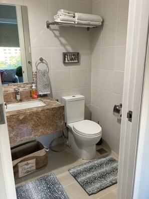 Shower, hair dryer, bidet, towels - Cozy 1bdrm corner condo in Lahug, Cebu City (Cebu City)