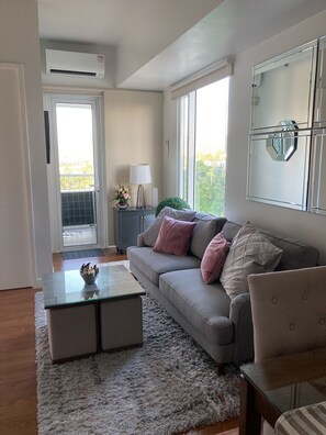 Smart TV - Cozy 1bdrm corner condo in Lahug, Cebu City (Cebu City)