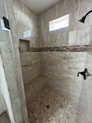 Dusche, Handtücher, Toilettenpapier