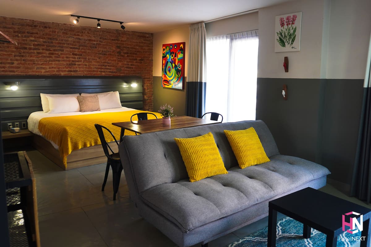 Suite estudio Premium, 1 cama King size y sofá cama | Ropa de cama de alta calidad, edredón y camas con pillow-top