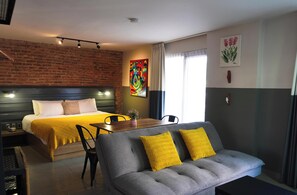 Suíte estúdio premium, 1 cama King e sofá-cama | Roupas de cama premium, edredons de pluma, camas com colchões pillow-top