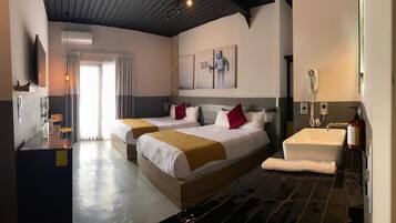Premium-Vierbettzimmer, 2 Doppelbetten | Hochwertige Bettwaren, Daunenbettdecken, Pillowtop-Betten, Schreibtisch
