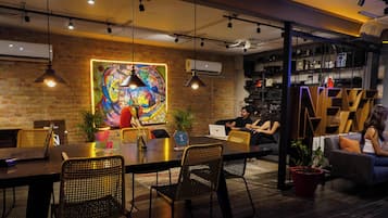 47-英寸智能电视(配备数码频道)、Netflix、流媒体服务