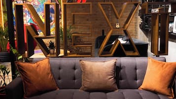 47-英寸智能电视(配备数码频道)、Netflix、流媒体服务