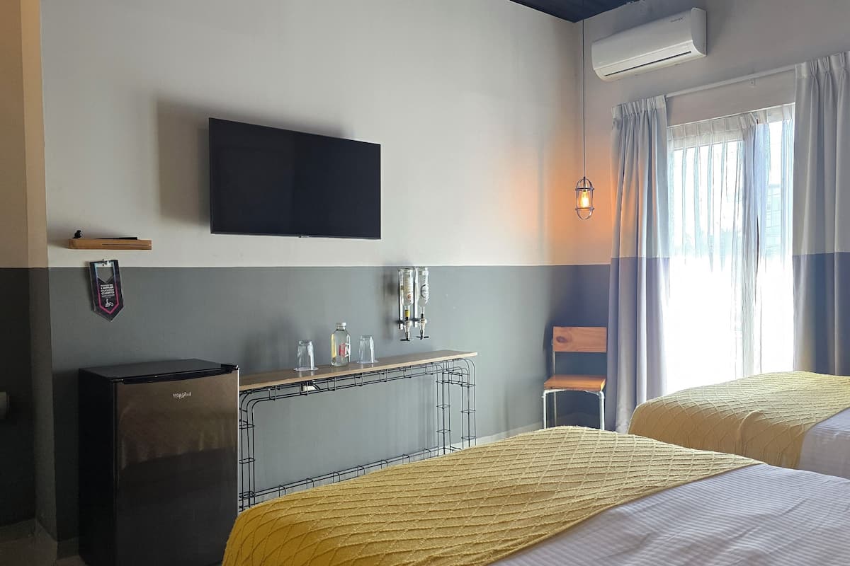 Premium-Vierbettzimmer | Hochwertige Bettwaren, Daunenbettdecken, Pillowtop-Betten, Schreibtisch