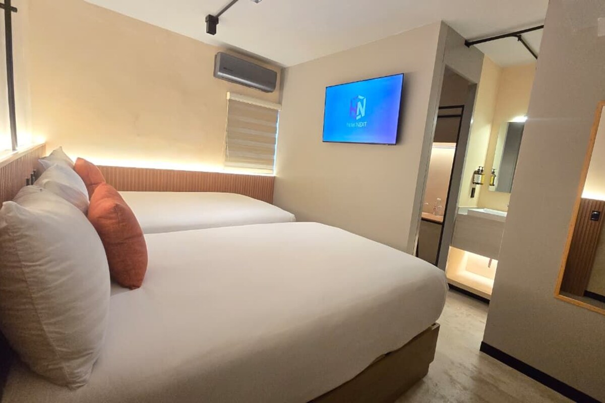 Standard-Vierbettzimmer, Stadtblick | Hochwertige Bettwaren, Daunenbettdecken, Pillowtop-Betten, Schreibtisch