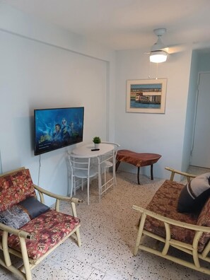 Appartement, 1 lit double, cuisine, vue ville | Coin séjour