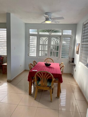 Departamento, varias camas, patio, vista a la ciudad | Restaurantes