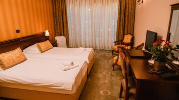 1 habitación, caja de seguridad en la habitación y escritorio