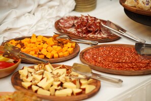 Tägliches Frühstücksbuffet gegen Gebühr