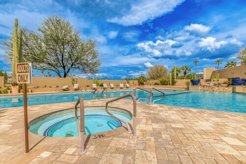 Hacienda luxury condo in desired adult community east of Phx, views