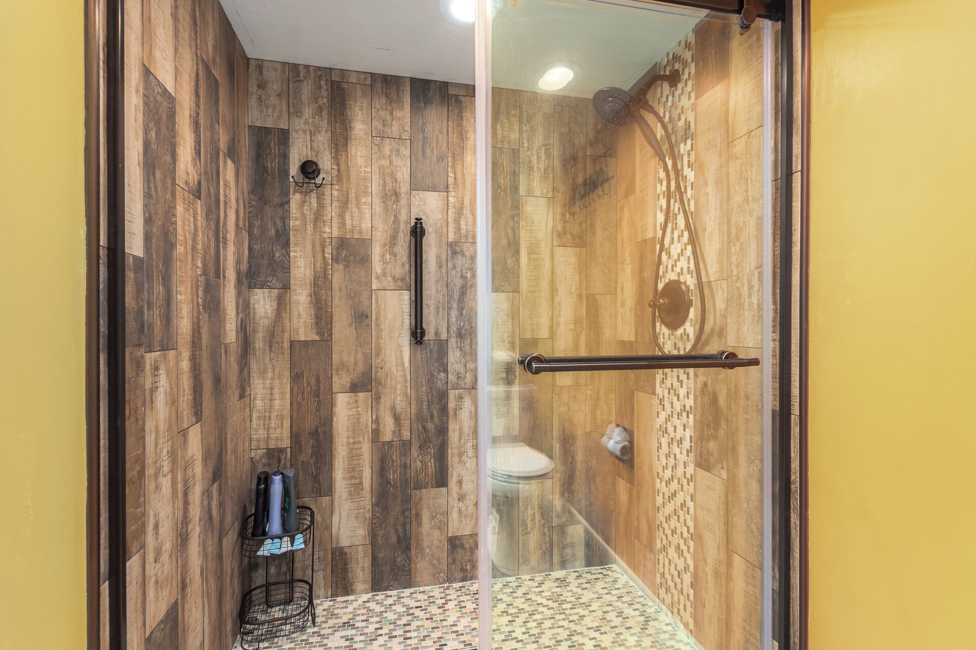 Badewanne, Haartrockner, Handtücher, Seife