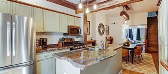 Historic Mt. Adams Townhome-Walkable-Sleeps 10