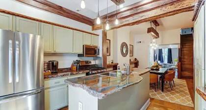 Historic Mt. Adams Townhome-Walkable-Sleeps 10