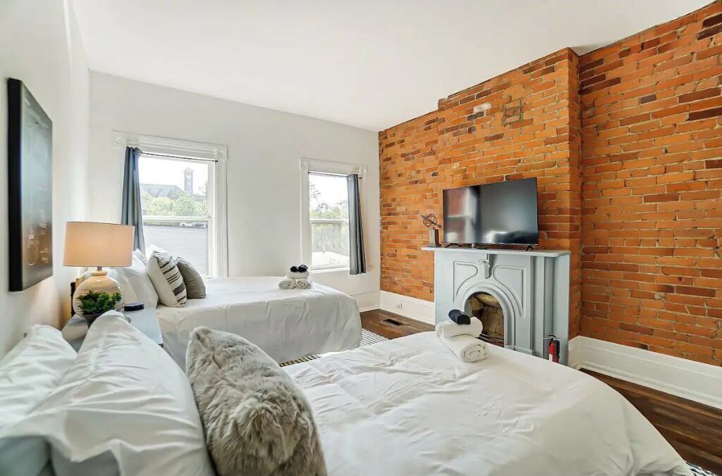 4 多间卧室、旅行婴儿床、免费 WiFi、床单