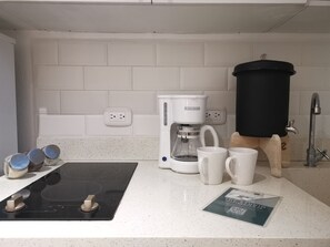 Een koelkast, een magnetron, een kookplaat