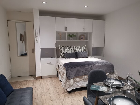 1 slaapkamer, een strijkplank/strijkijzer, gratis wifi, beddengoed