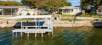 Cozy 3 Bedroom Lake House with boat dock/patio on deep water.