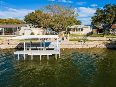 Cozy 3 Bedroom Lake House with boat dock/patio on deep water.