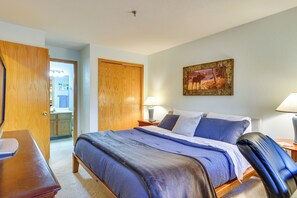 1 bedroom, desk, iron/ironing board, WiFi - Walkable Frisco Condo: Mtn Views & Shared Hot Tub! (Frisco)
