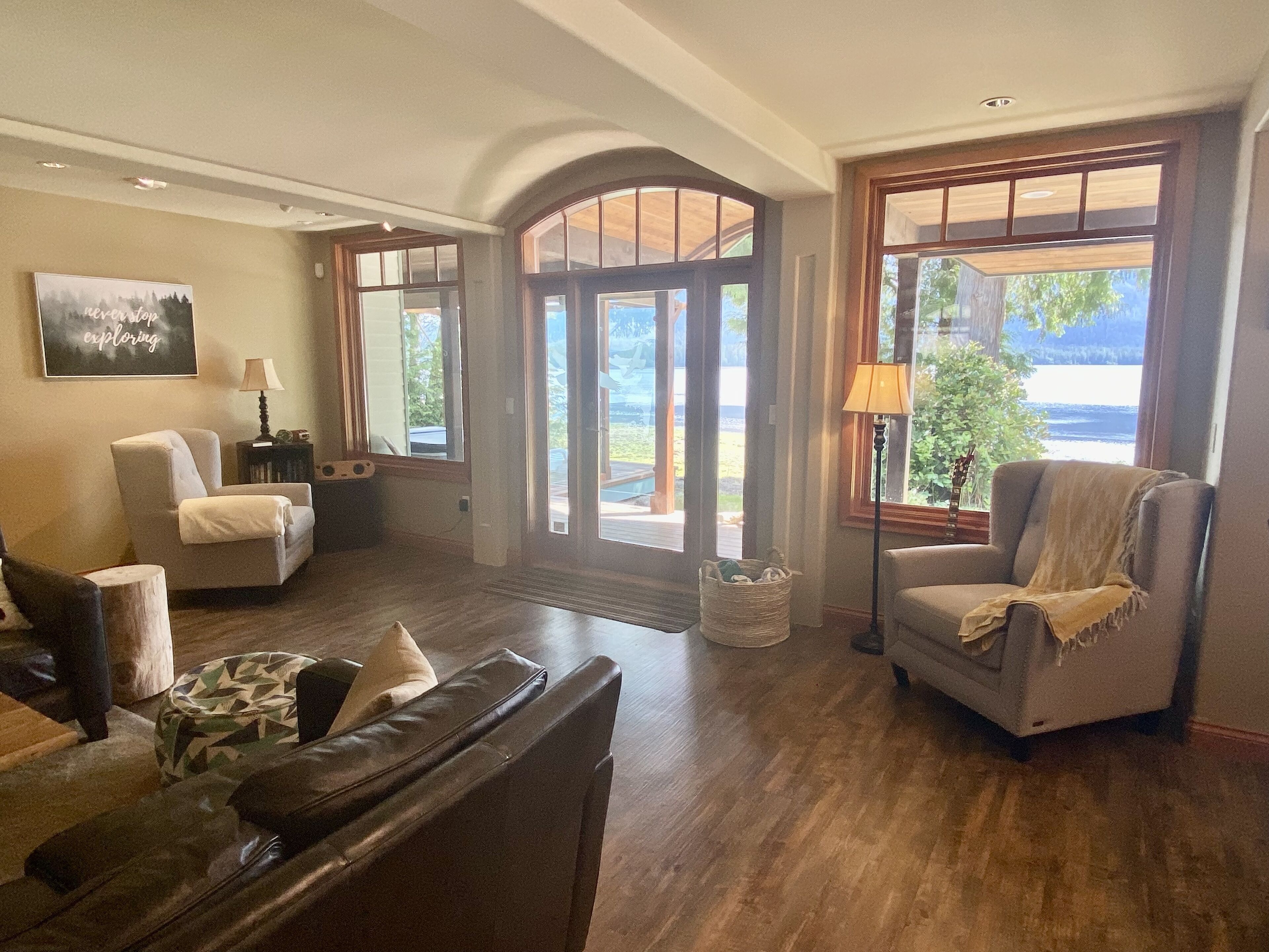 Smart-TV, Kamin, Bücher, Stereoanlage