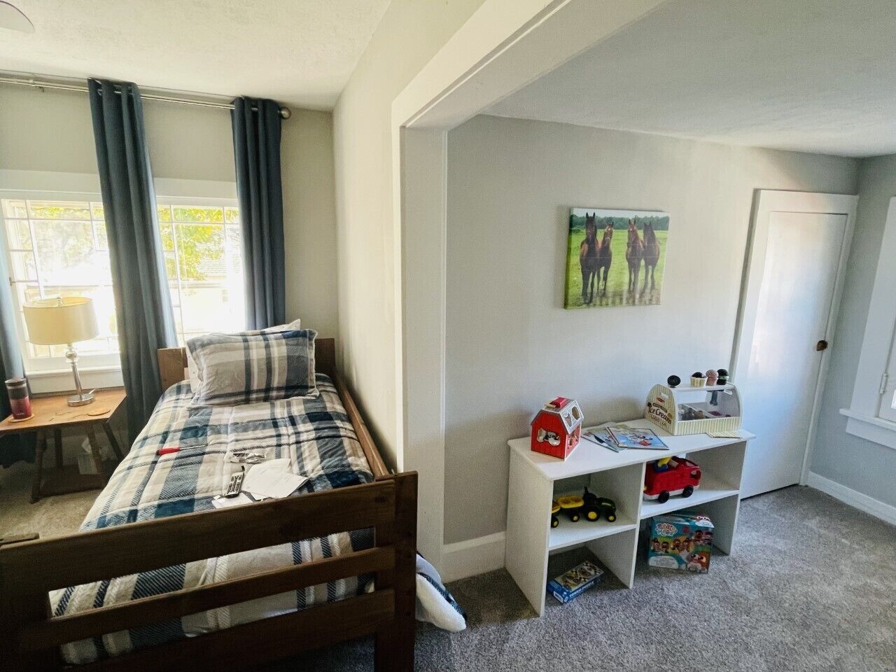 4 slaapkamers, een bureau, een strijkplank/strijkijzer, reisbedje