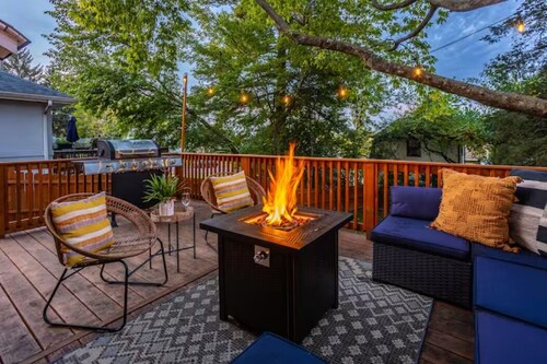 Completely Updated Home-sleeps 6-Centrally Located