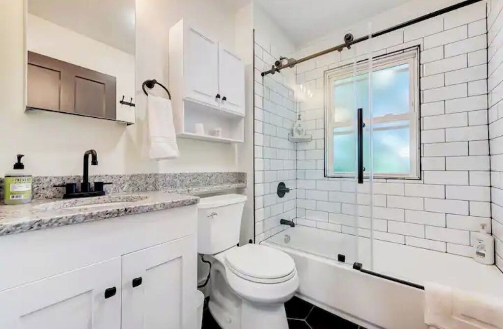 Ein modernes Badezimmer mit Toilette, Waschbecken und Badewanne.