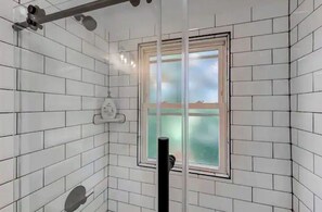 Combined shower/tub, hair dryer, towels, soap - Completely Updated Home-sleeps 6-Centrally Located (Cincinnati)