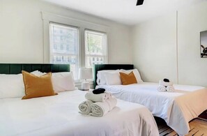 2 habitaciones, tabla de planchar con plancha, cuna de viaje y wifi 