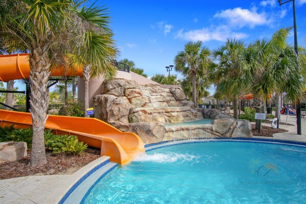 Alberca climatizada y camastros 