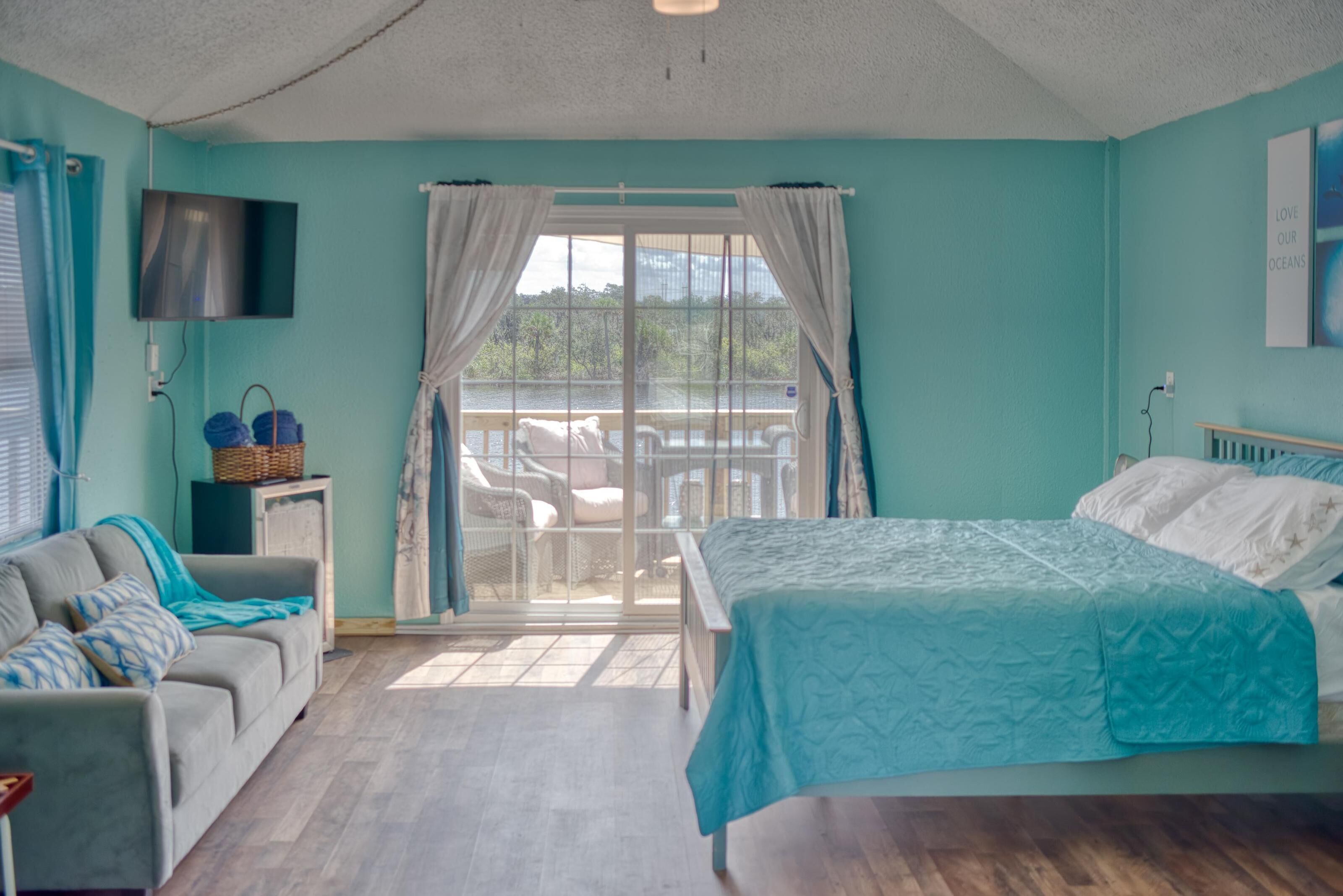 Dockside Oasis, Private Entrance & Balcony