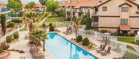 Alberca al aire libre y alberca climatizada