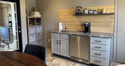 Great bedroom with private bathroom & Lounge above a local Diner