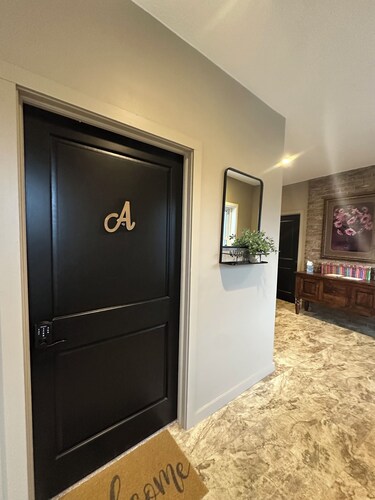 Great bedroom with private bathroom & Lounge above a local Diner