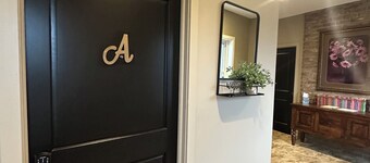 Great bedroom with private bathroom & Lounge above a local Diner