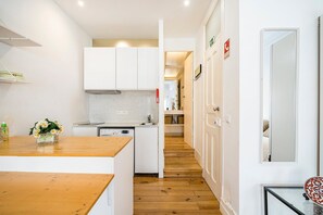 Kylskåp, mikrovågsugn, kaffe- och tebryggare och brödrost