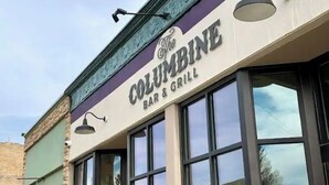 Il Columbine Bar & Grill, con una facciata classica, ampie vetrate e illuminazione decorativa.